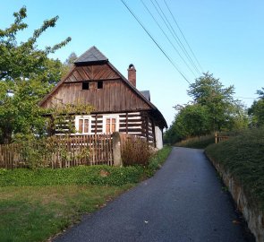 Krásné stavení v osadě Tachov v Podtroseckém údolí v Českém ráji