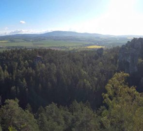 Panoramatický pohled z vyhlídky v CHKO Český ráj