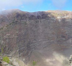 Pohled na vrchol a kalderu sopky Vesuv