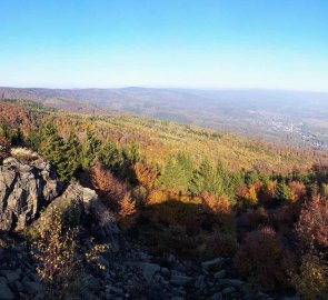 Skvělý výhled ze Stropníku směrem na Teplice a hřeben Krušných hor
