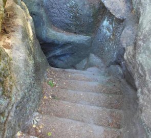 Kamenné schody z vyhlídky do jeskyně Kriegsloch