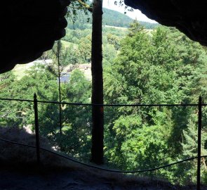 Výhled na Srbskou Kamenici z jeskyně Kriegsloch