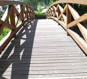 Dřevěný most přes potok Kamenici, hned naproti parkovišti