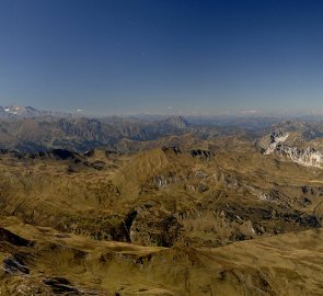 Pohled z vrcholu na Vysoké Taury a masiv hory Hochkönig (vpravo)