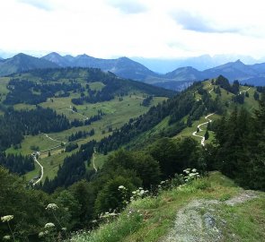 Pohled z vrcholu hory Zwölferhorn na hory Salzkammergutberge