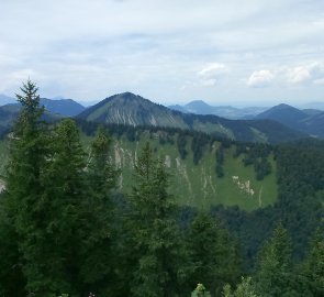 Pohled z vrcholu hory Zwölferhorn na hory Salzkammergutberge