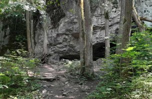Hike to the Pekarna and Batyrka caves in the Moravian Karst