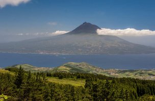 Pěší turistika kolem kráteru Caldeira Faial na Azorských ostrovech