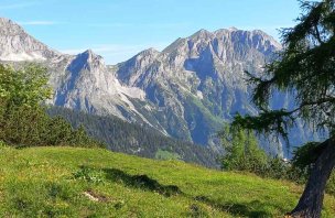 Okružní trek po Almech v pohoří Tennengebirge v Alpách