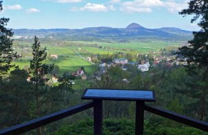 Rodinný výlet ve skalním městě ve Sloupu v Čechách