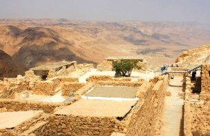 Výstup na pevnost Masada u Mrtvého moře v Izraeli