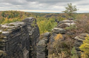Autumn trip to the world of rocks in the Tisá walls