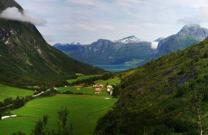 Trek údolím Erdalen k ledovci Jostedalsbreen v Norsku